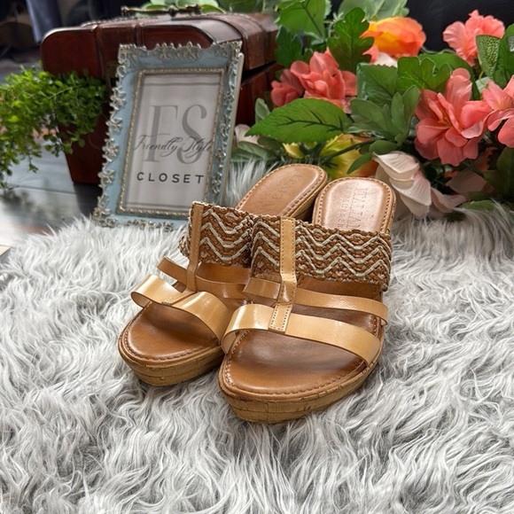 ITALIAN SHOEMAKERS Slip-On Wedge Sandals Tan Made in Italy Size 8.5 - Picture 1 of 7